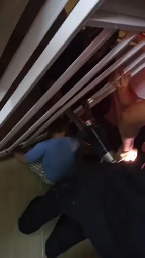 Korkuluklara sıkışan çocuğu itfaiye kurtardı
