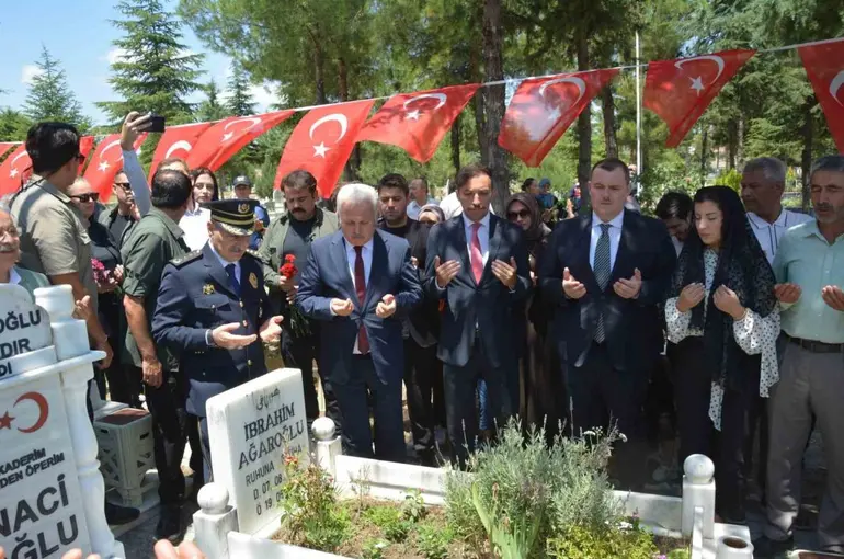 Korkuteli’nde 15 Temmuz şehidi Yasin Naci Ağaroğlu, mezarı başında anıldı
