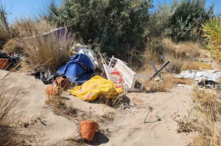 Koruma altındaki kum zambakları çöplerin arasında kaldı
