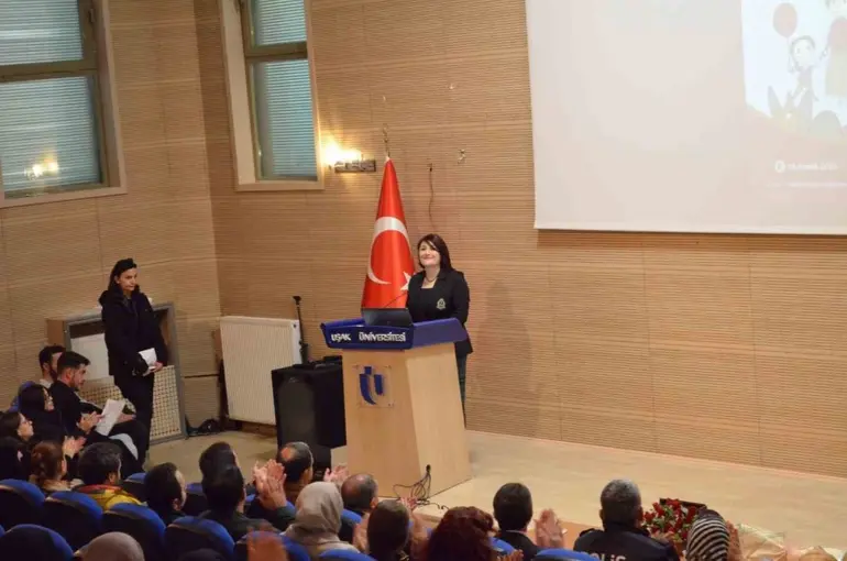 Koruyucu aileler deneyimlerini gençlerle paylaştı
