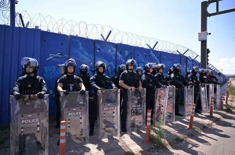 Kosovalılar eski Cumhurbaşkanı Thaçi’nin mahkumiyeti sonrası Lahey’de polisle çatıştı
