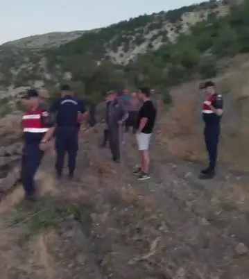 Kovalarla su taşıyan köylüler yangını söndürdü
