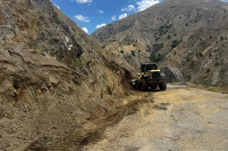 Köy yollarında bakım ve onarım çalışmaları sürüyor
