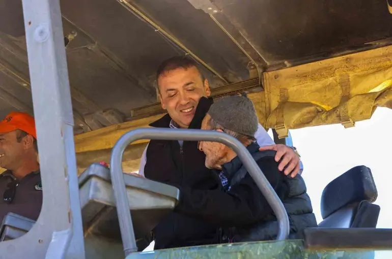 Köyünün yoluna ilk sıcak asfaltı 90 yaşındaki İlyas amca döktü
