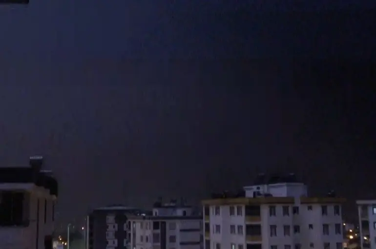 Kozan’da yıldırımın düşme anı kamerada
