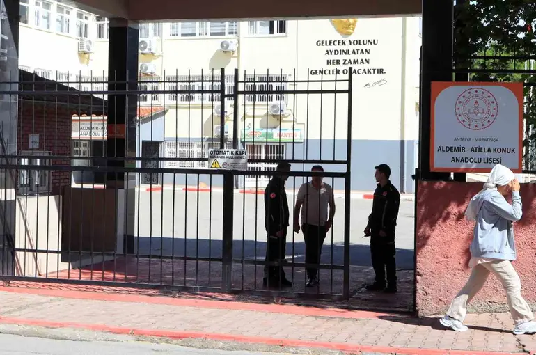 KPSS sınavı yapılan okulda kilitli kalan vatandaş kurtarıldı
