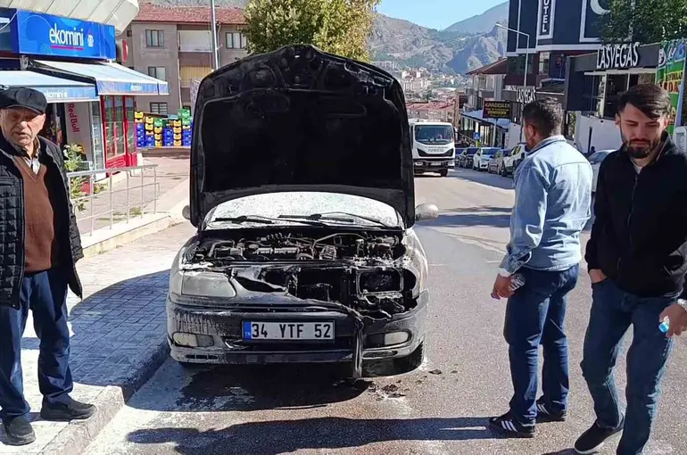 KPSS’ye giren gencin park ettiği otomobilden alevler yükseldi, yangını polisler söndürdü
