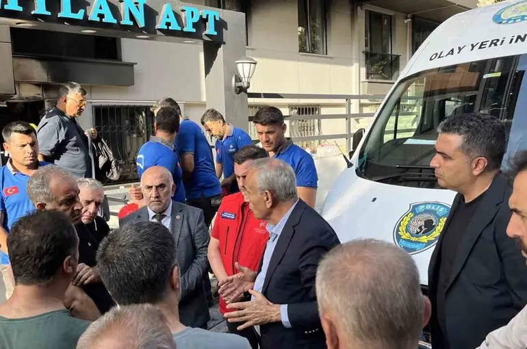 Küçükçekmece Kaymakamı ve Belediye Başkanı yangın yerinde inceleme yaptı, ölen vatandaş için başsağlığı diledi
