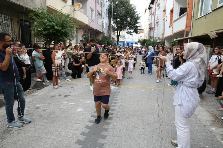 Küçükçekmece’de binlerce çocuk ‘sokakta oyun var’ ile yaz tatilinin tadını çıkarttı
