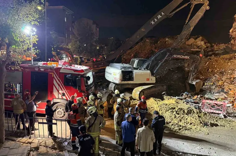 Küçükçekmece’de kentsel dönüşümdaki bina çöktü: 2 kişi yaralandı
