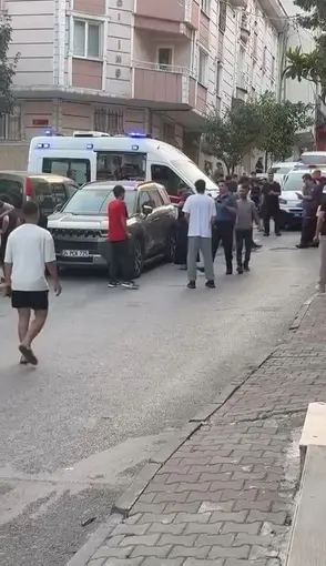 Küçükçekmece’de silahlı kavga: Yoldan geçen 1’i çocuk 2 kişi yaralandı
