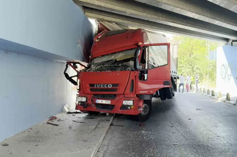 Küçükçekmece’de tır altgeçide sıkıştı

