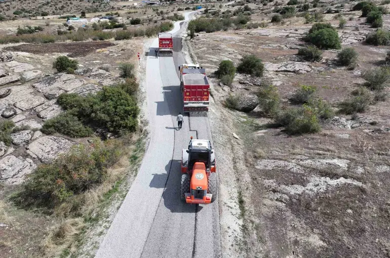 Kula’da 35 kilometrelik yol yenileniyor
