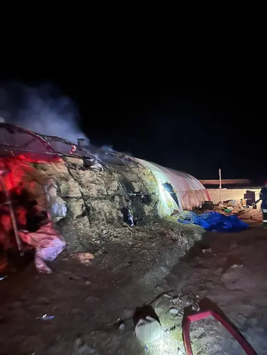 Kulu'da bahçedeki saman balyaları alev alev yandı