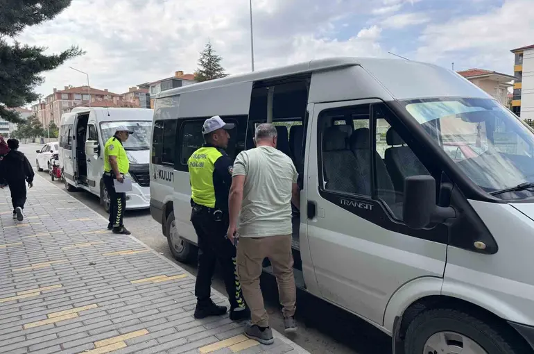 Kulu’da okul servisleri ve çevrelerine sıkı denetim
