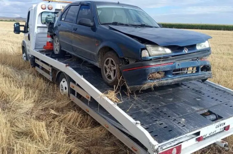 Kulu'da otomobil şarampole devrildi: 2 yaralı