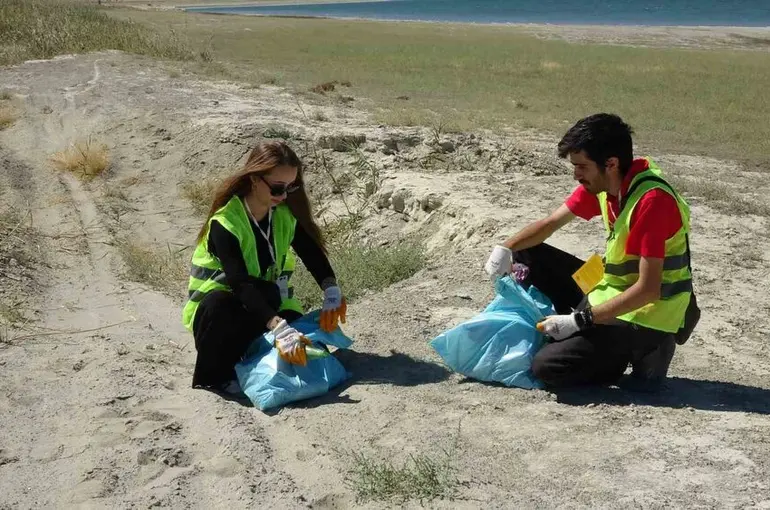 Kuraklıkla boğuşan Burdur Gölü sahilinde gönüllüler çöp topladı
