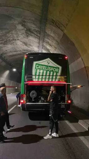 Kurban ve dualarla uğurlanan Çayelispor, tünelde mahsur kaldı
