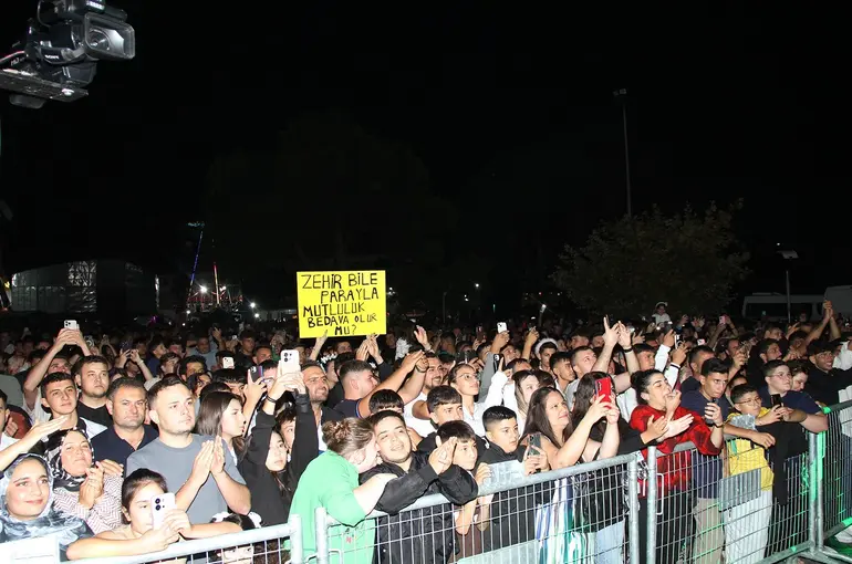 Kurtuluş Etkinlikleri Hüseyin Kağıt konseri ile başladı
