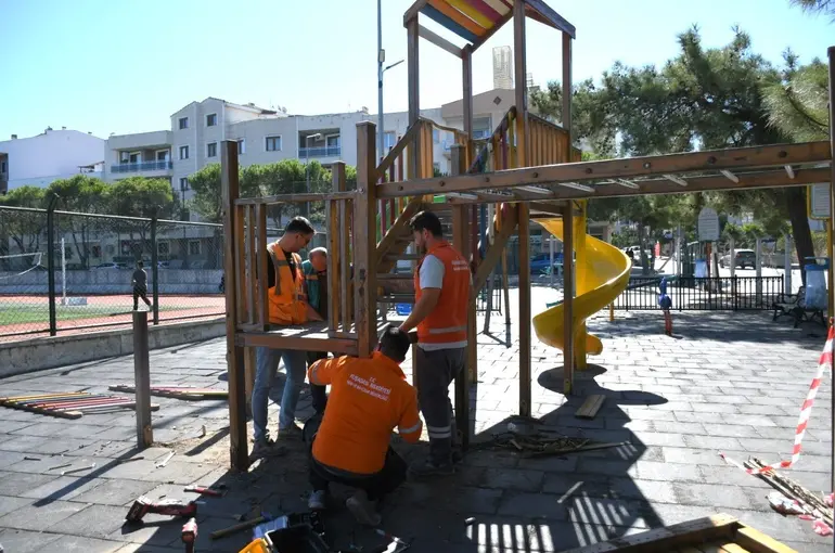 Kuşadası’nda çocukların oyun alanları yenileniyor
