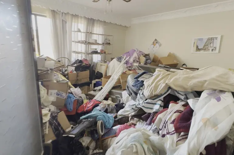 Kuşadası’nda çöp evden 2,3 ton atık çıkarıldı
