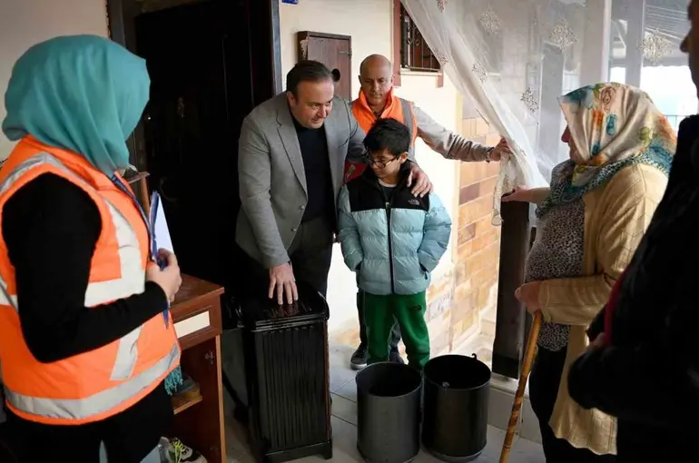 Kuşadası’nda evler ve yürekler dayanışmayla ısınıyor
