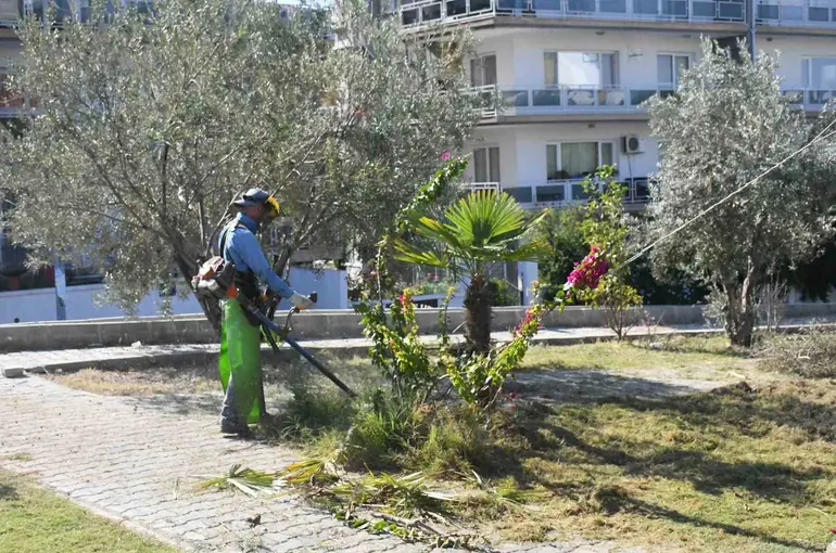 Kuşadası’nda park ve yeşil alanlar bakımdan geçiriliyor
