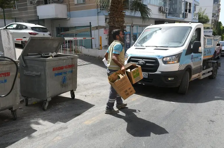 Kuşadası’nda temizlik çalışmaları sürüyor

