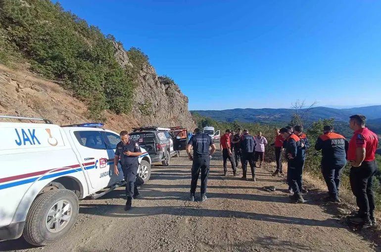 Kuşburnu toplarken uçuruma yuvarlanan vatandaşı ekipler kurtardı
