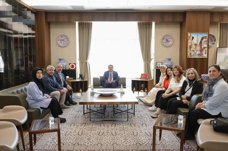 Kütahya Valisi Işın, Almanya’da düzenlenen çini kursunda eğitim gören kursiyerleri kabul etti
