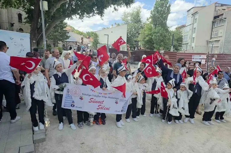 Kütahya’da 27 çocuk için vakıf geleneğiyle sünnet şöleni düzenlendi

