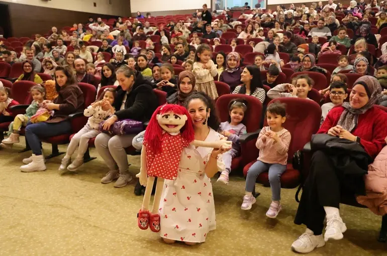 Kütahya’da ’Ecem ile Çilek Vantrolog Gösterisi’ne çocuklardan ilgi
