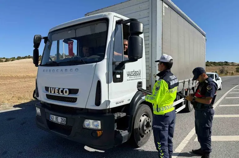 Kütahya’da jandarma trafik ekipleri sürücüleri bilgilendirdi
