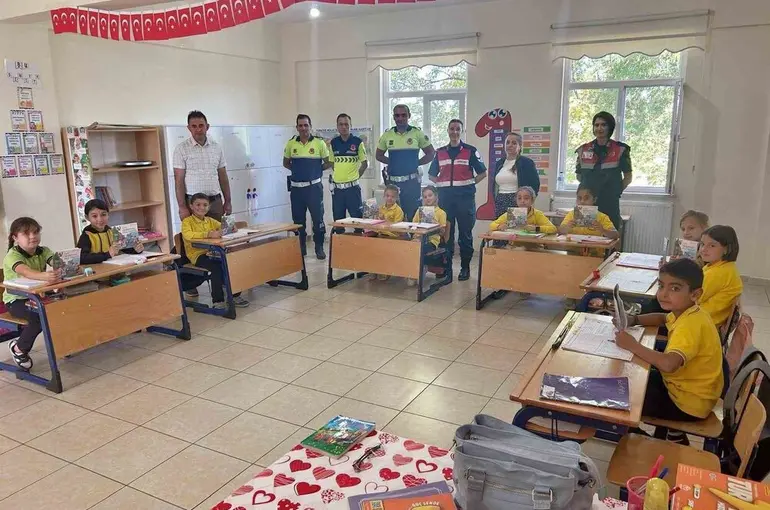 Kütahya’da jandarmadan öğrencilere trafik eğitimi

