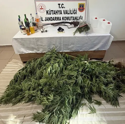 Kütahya’da jandarmadan uyuşturucu ve kaçakçılık operasyonu
