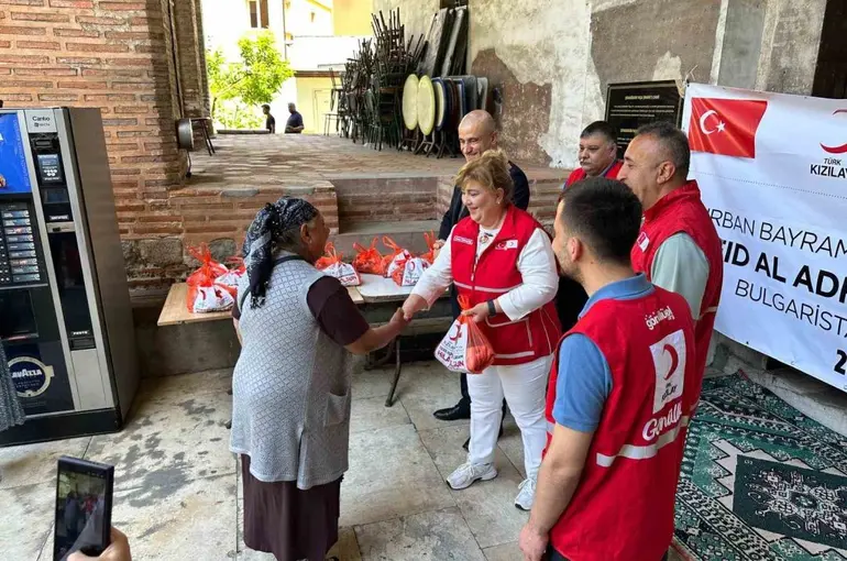 Kütahyalı Kızılay Yöneticisi Tozaraydın, Bulgaristan’da kurban payı dağıttı

