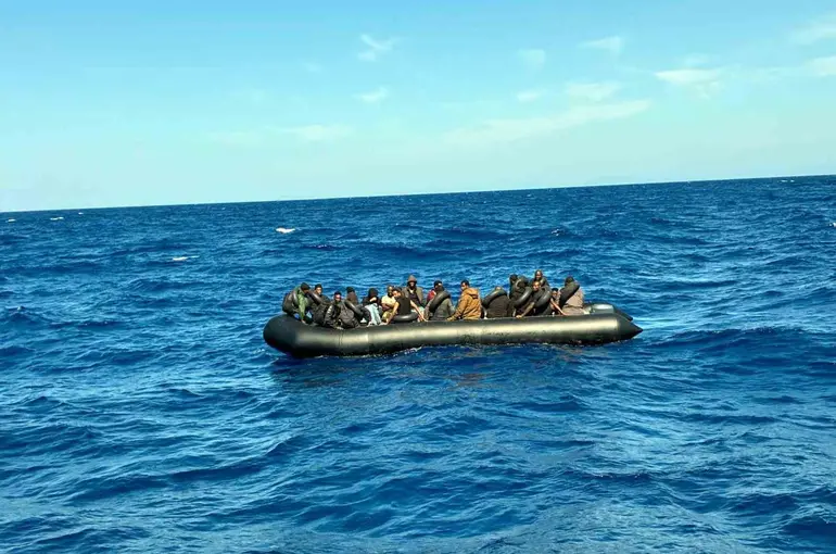 Lastik botta 39 düzensiz göçmen yakalandı
