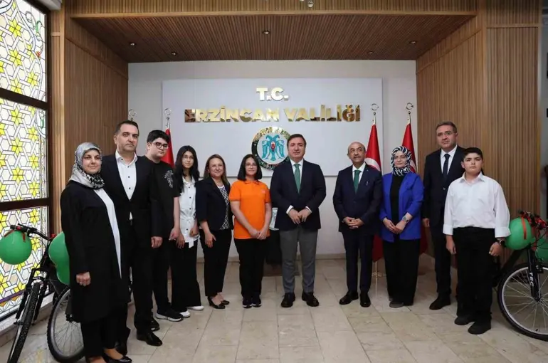 LGS’de 500 tam puan alan 3 öğrenci ödüllendirildi
