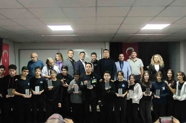 LGS’de başarı gösteren öğrenciler ödüllendirildi
