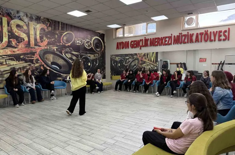 Liseli gençler, Aydın Gençlik Merkezi’ni keşfetti

