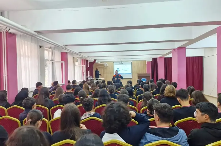 Liseli öğrenciler afetlere karşı bilinçleniyor
