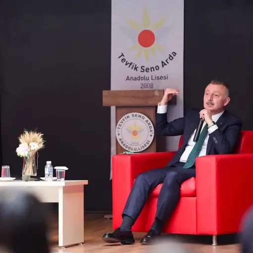Liseli öğrenciler sordu Başkan Büyükakın cevapladı
