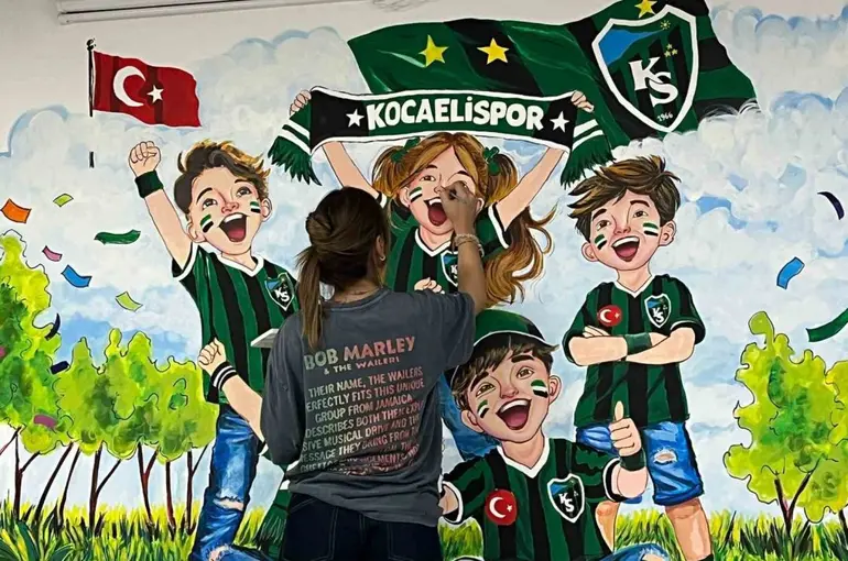 Liseli öğrencilerden Kocaelispor’a özel duvar resmi
