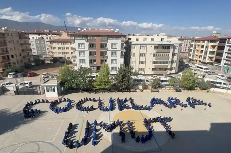 Liseliler Gazzeli çocuklar için koreografi oluşturdu

