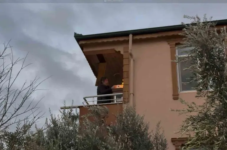 Lodosun etkisiyle alevler komşu binaya sıçradı: Balkondaki alevli eşyaları aşağı attı
