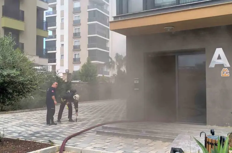 Lüks dairedeki yangın ev sahibini ağlattı
