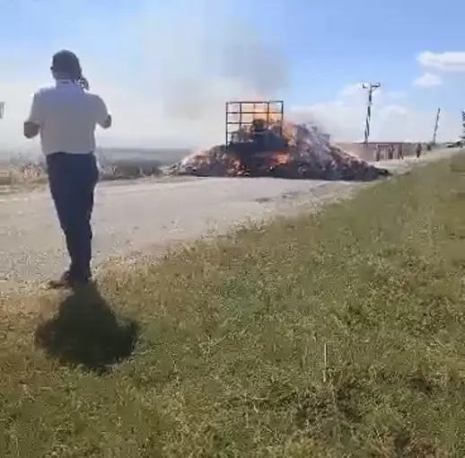 Lüleburgaz’da saman balyası yüklü römorkta yangın
