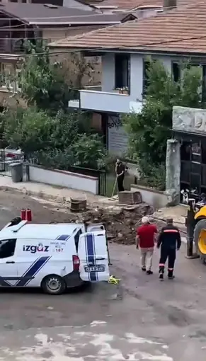 Mahallede korku dolu anlar: Gaz hattı delindi
