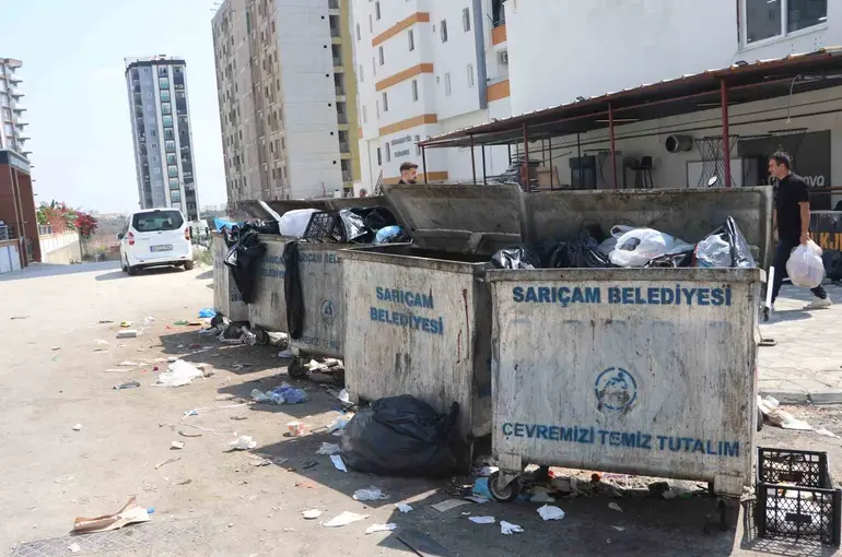 Mahalleliden belediyeye protesto: Çöpleri kendi elleriyle topladılar
