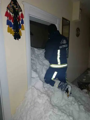 Mahalleye çığ düştü: 1 kişi kayıp, 22 ev boşaltıldı

